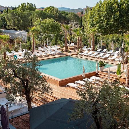 Renaissance Aix-En-Provence Hotel Eksteriør billede The pool at the hotel